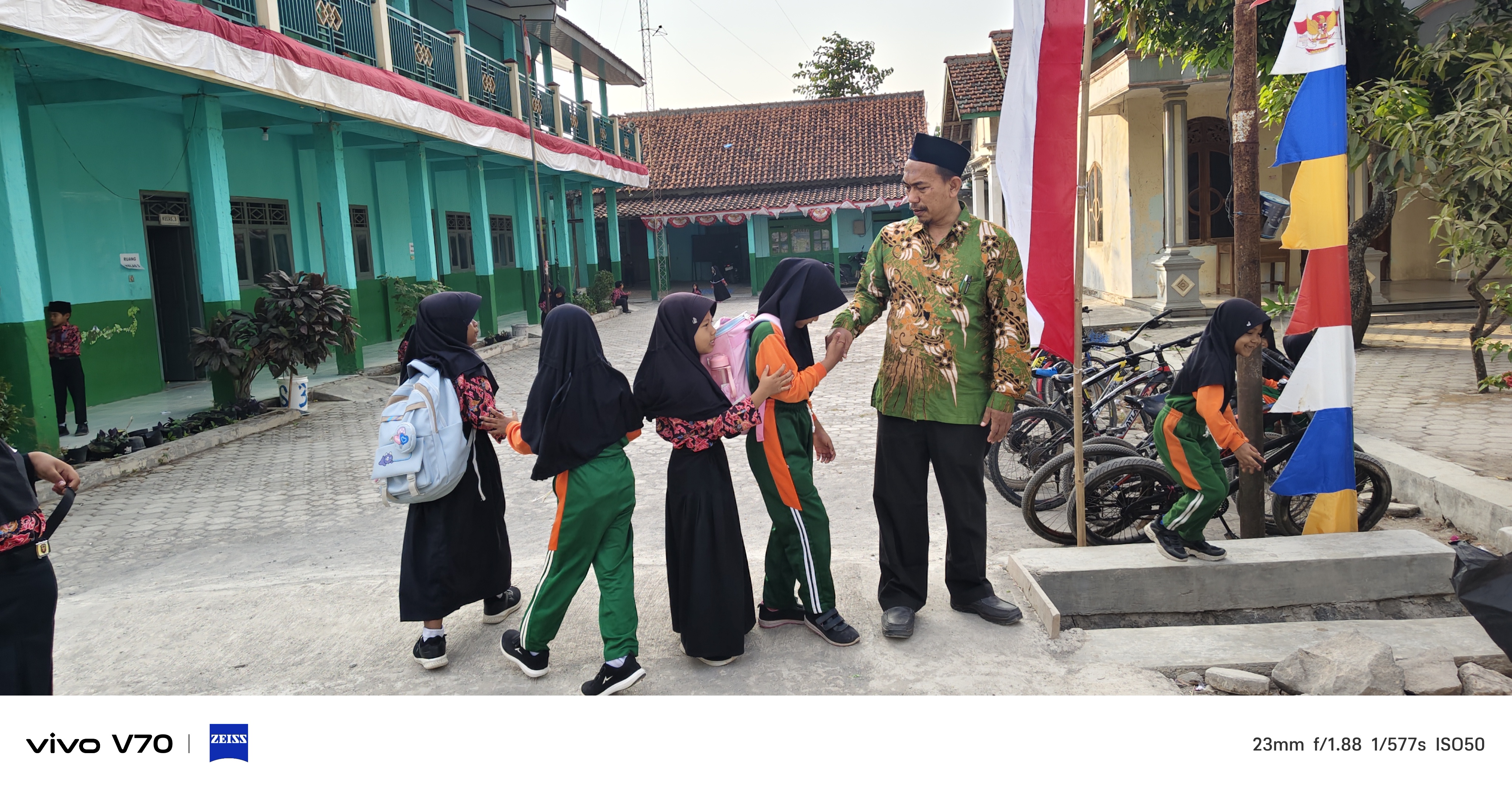 Kepala MI Sirojut Tholibin Laksanakan Program Sapa Pagi dengan Senyum