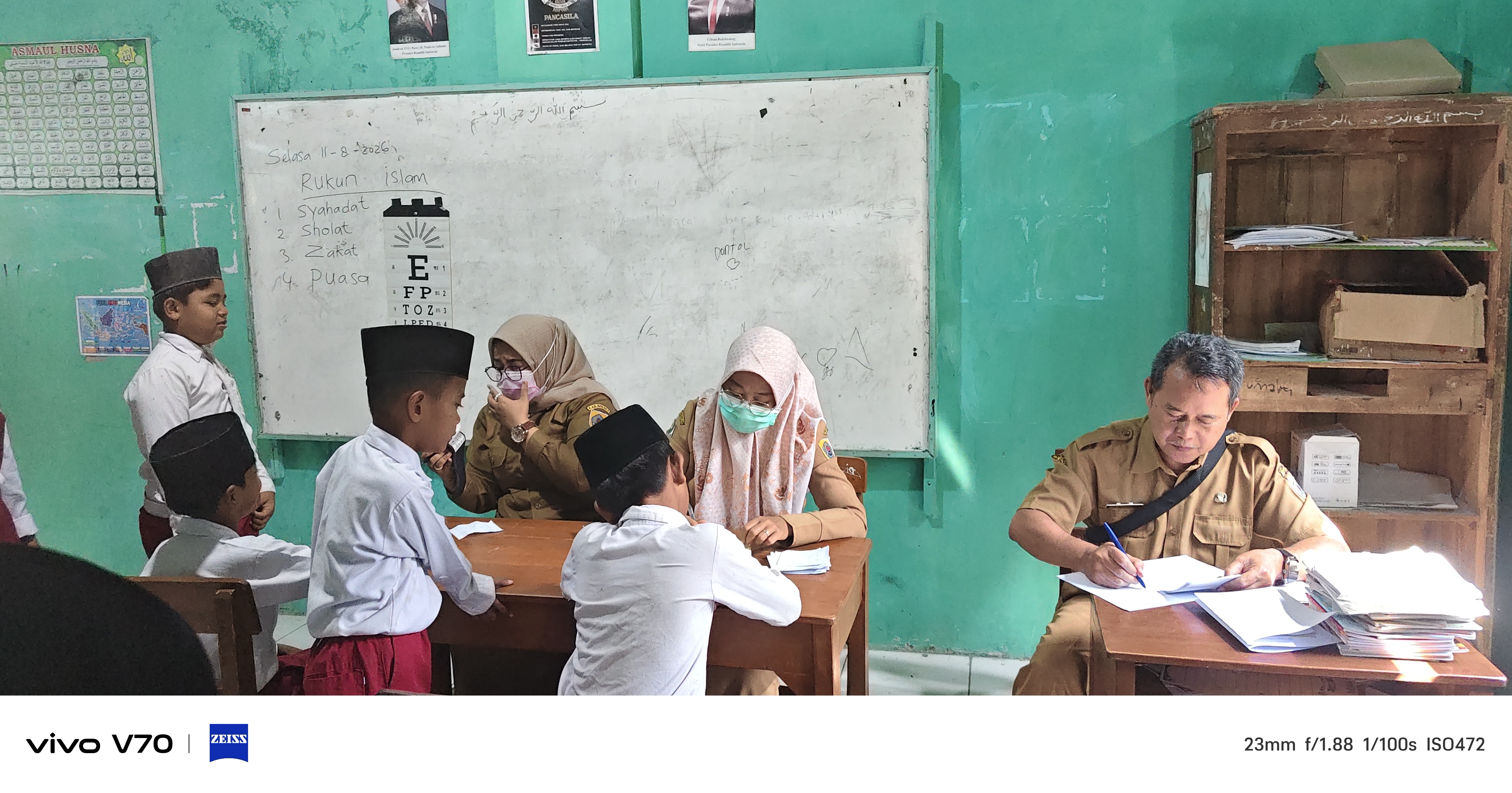 Murid MI Sirojut Tholibin Mengikuti Pemeriksaan  Kesehatan Gratis dari Puskesmas Sitanggal