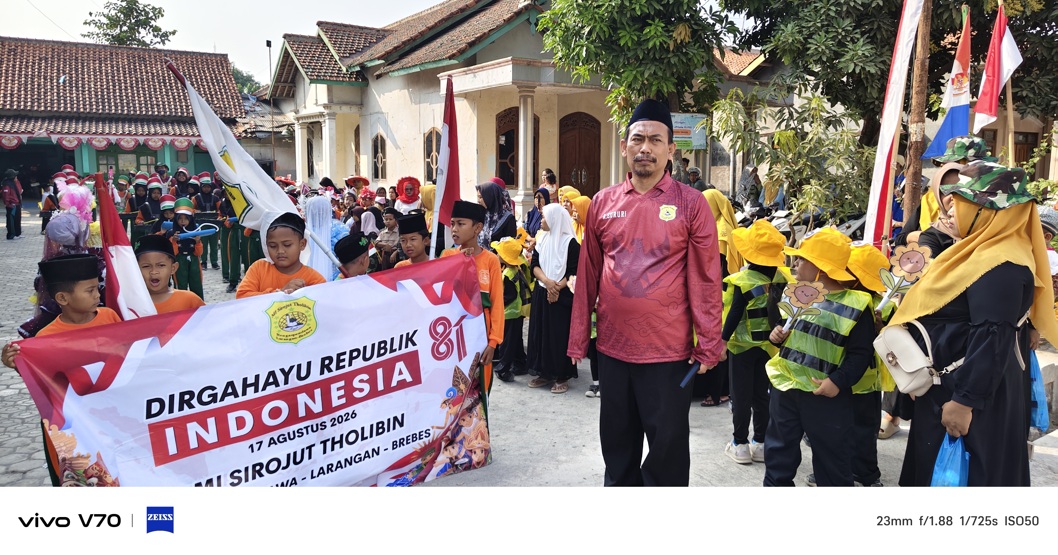 Kepala MI Sirojut Tholibin Melepas Karnaval HUT RI ke 81